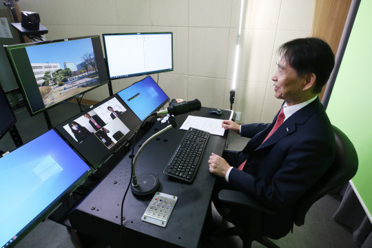 이광형 KAIST 총장이 8일 열린 온라인 기자 간담회에서 비전을 발표하고 있다. KAIST 제공